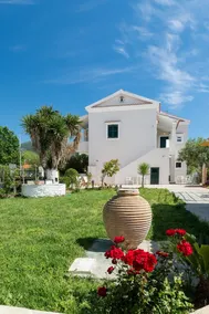 Marias Seaside Apartments - Image 4