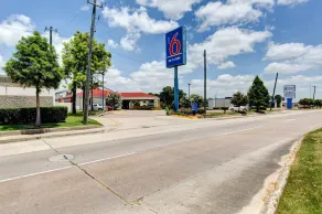 Executive Inn & Suites - Image 1