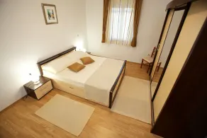 Charmant appartement avec terrasse, piscine et barbecue | Vue jardin - Image 3