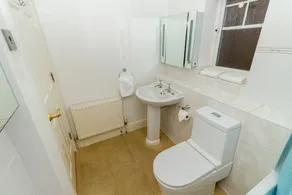 Luxury 5 Bed house in Windsor - Image 4