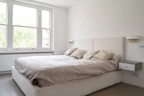 Bright and Stylish Apartment In Little Venice - Image 3