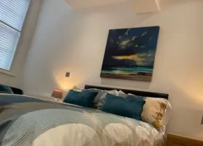 Stylish 2 Bed City Apartment - Image 3