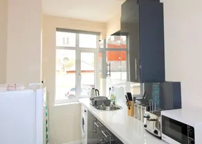 Remarkable 3-bed Apartment in Newport Pagnell - Image 4