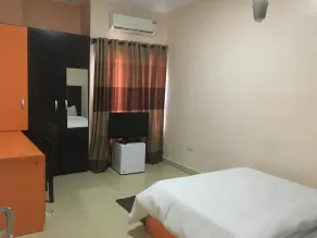 L'avalon Hotel And Suites - Image 4