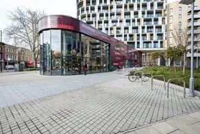 Chic & Contemporary Studio Apartment With Balcony in East London - Image 4