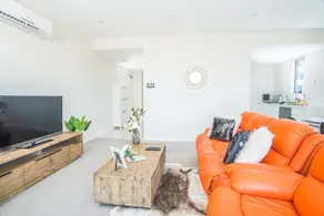 Spacious Central Apartment Walking Distance To Beach - Image 2