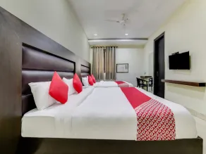 OYO Flagship 26585 Bhera Enclave Paschim Vihar - Image 2