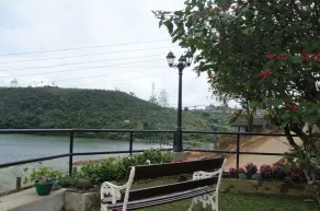 Lakeside Cottages - Image 2