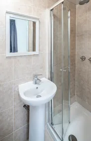 OYO Kings Hotel - Image 5