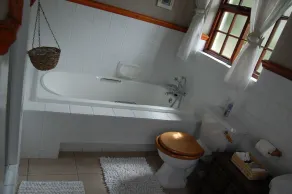 Maple Manor Guest House - Image 5