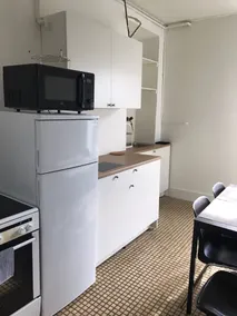 Chambre CHUV avec 1 salle de bain et 1 cuisine - Image 2