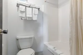 Rodeway Inn - Image 4