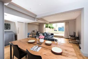 Stylish 1BR Garden Flat Next to Emirates Stadium - Image 4