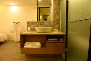Gray Ground Hotel - Image 4