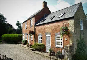 Lovely, Quiet and Stylish Cottage in Kemerton! - Image 3