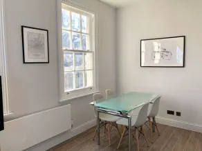 Stylish Maisonette and studio in Victoria - Image 3