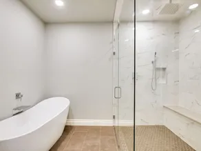 The Arrive Ridgeview Lakefront Estate 5 Bedroom Home - Image 3