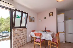 Awesome Home in Nova With Wifi and 4 Bedrooms - Image 3