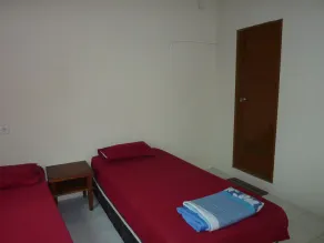 Surfers Dorm House - Image 4
