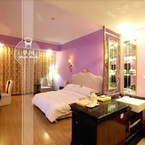 Royal Hotel - Image 2