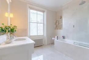 Stunning 3 Bedroom Home in Islington - Image 5