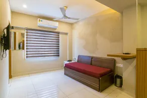 Hotel Crescent Inn - Image 3