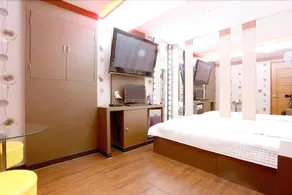 Venus Motel - Image 5