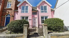 Host Stay The Pink House - Image 2