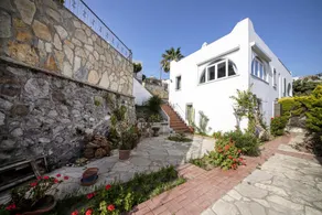 Villa With Shared Pool and Backyard in Bodrum - Image 4