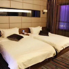 Golden Hotel - Image 5