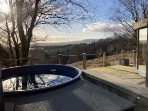 Luxury and Peaceful 1-bed Roundhouse With Hot Tub - Image 3