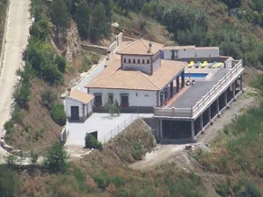 Spacious Villa in Sayalonga With Jacuzzi - Image 4