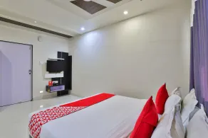 Hotel Vrajbhoomi by OYO Rooms - Image 2