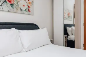 Central Modern Flat Sleeps 6 - Dedicated Parking - From 125 Per Night - Image 4