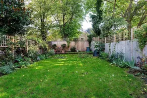 East London Elegance - Image 4