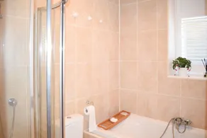 Spacious 2 Bedroom Inverleith Home With Garden - Image 5