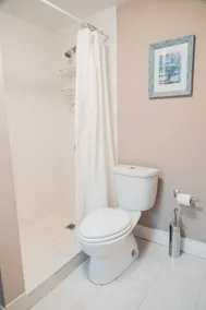 Beautiful 3 Bedroom Home Near Downtown - Image 5