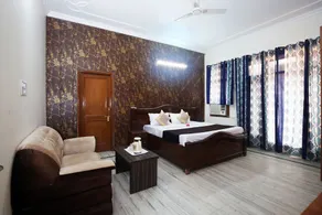 Hotel Palm House - Image 2