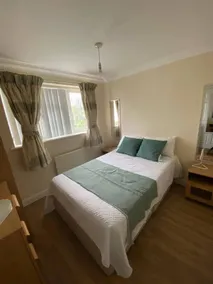 Charming 6-bed House in Reading With Parking - Image 2