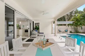 Luxury Living on the Beachfront - Image 4