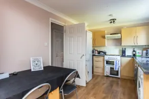 Homely 2 Bedroom House in Kennington With Garden - Image 2