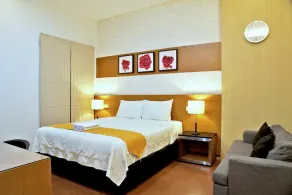 RedDoorz near Plaza Marina - Image 2