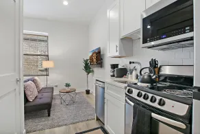 Uptown Studio Apt Near Shops in Montrose - Image 5