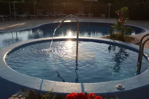 Apartamento vacacional con jardín, barbacoa y jacuzzi | Vistas al jardín - Image 3