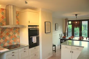 Peymans Apple Tree House Serviced Apartment - Image 5