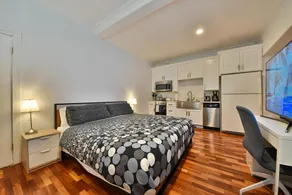 Contemporary Spacious Studio - King Bed! - Image 4