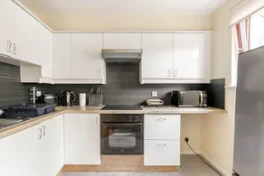Stylish 2-bed Apartment w/ Kitchen, Ultrafast Wifi - Image 3