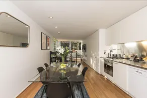 Two Storey Lux Apartment Near CBD - Image 4