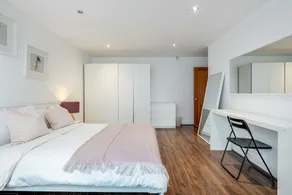 Royal Docks Guesthouse by LUXHABITAT - Image 5