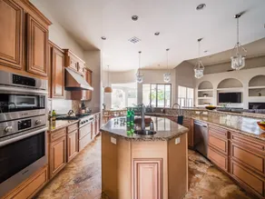 Sleeps 19, 7bdr Estate! Sports Court, Putting Green, Pool Farrier by Avantstay - Image 3